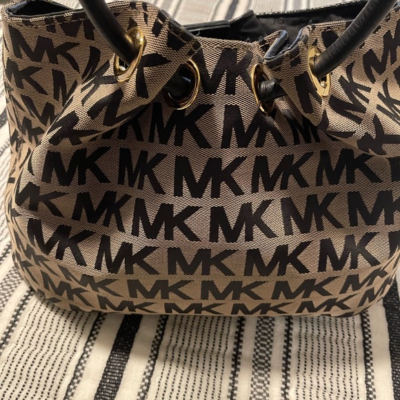 Gently used authentic Michael kors bag ! No rips , no tears , no stains ! - Picture 5 of 9